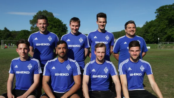 Manager Sladjan Vucetic (oben rechts) mit (oben von links) Kevin Akkermann, Andreas Benzel, Thomas Pries sowie (unten von links) Mike Z&uuml;nd, Dogan Ay, Adam Lenard und Thomas Janzen. - &copy; Privat