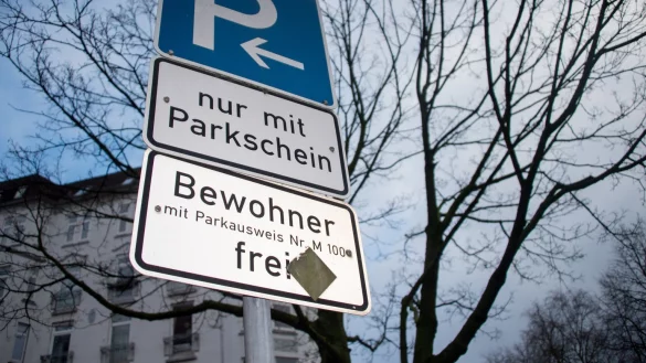 Parken f&uuml;r Anwohner - &copy; Foto: Axel Heimken/dpa