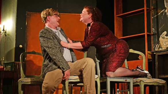 Zwei der &Uuml;blebenden: Der angebliche Sekret&auml;r Perry Porter (Oliver Beckers) und die frivole Monica Henk (Nadine Olivier). - &copy; Nicole Ellerbrake