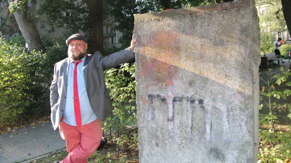 Steffen Stelzer posiert an dem St&uuml;ck Berliner Mauer auf dem Willy-Brandt-Platz. - &copy; Jana Beckmann