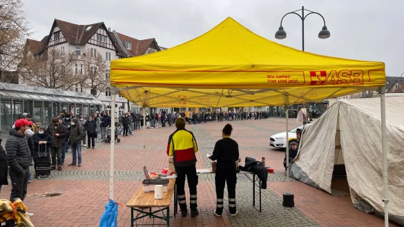 Die Schlange zieht sich quer &uuml;ber den ganzen Bielefelder Siegfriedplatz. - &copy; Stefan Becker