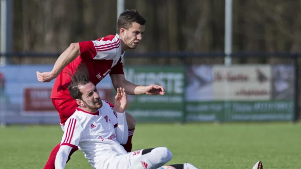 Duell auf Augenhöhe: Hier kann Diestelbruchs Christian Zimmermann seinen Augustdorfer Kontrahenten Serdar Caliskan nur mit einem Foul vom Ball trennen. - © Egon Penner