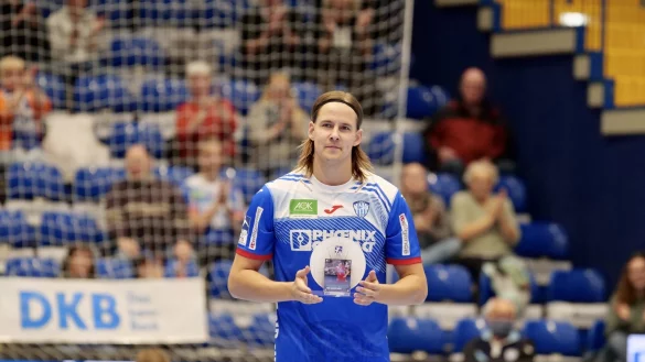 Da ist das Ding: Stolz pr&auml;sentiert Bjarki Mar Elisson die Troph&auml;e f&uuml;r den besten Bundesligatorsch&uuml;tzen 2019/2020. Foto: J&ouml;rg Hagemann - &copy; J&ouml;rg Hagemann