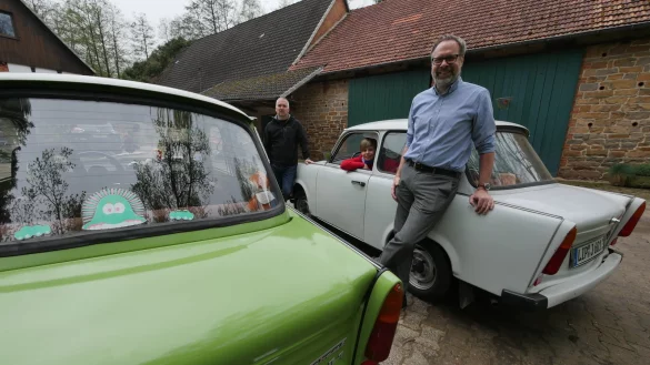 Den caprigr&uuml;nen Trabant 601 L hat Enrico Koym (links) liebevoll und originalgetreu auf die bessere "de Luxe"-Version umger&uuml;stet. Selbst das Scheibenmonster gab es zu DDR-Zeiten. J&ouml;rg Schwichtenberg (rechts) hat den unrestaurierten papyruswei&szlig;en Trabant 601 S aus dem Erbe der Schulfreundin seiner Gro&szlig;mutter bekommen. F&uuml;r seinen Sohn Louis ist dass einfach gestrickte Auto wie eine Reise in eine andere Welt. - &copy; Jost Wolf