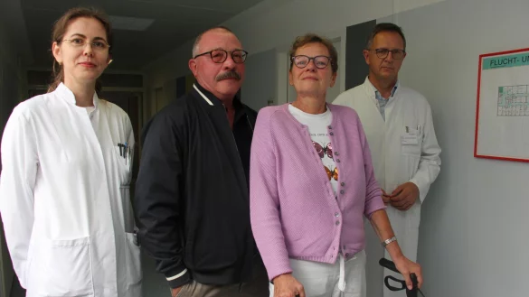 FSME-Patientin Cornelia und Ehemann Bernd Bathe aus Dörentrup haben ein hartes Jahr hinter sich - und der Kampf geht weiter. Oberärztin Delia Pop-Ionasiu und Prof. Dr. Christoph Redecker, Chefarzt der Klinik für Neurologie und Neurogeriatrie am Klinikum Lippe in Lemgo, standen dem Ehepaar zur Seite. - © Janet König