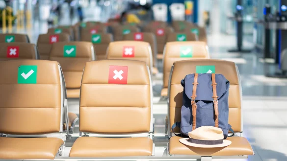 Die Flugh&auml;fen sind verwaist. Das Reisen in manche L&auml;nder ist verboten, und niemand wei&szlig;, wie und ob es im Sommer anders aussehen wird. Wer also jetzt buchen m&ouml;chte, sollte sich absichern. - &copy; Verbraucherzentrale