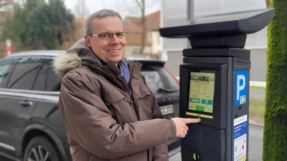 Jürgen Kleß an den Parkautomaten, die mit neuen Piktogrammen noch leichter zu handhaben sein sollen. - © Katrin Kantelberg