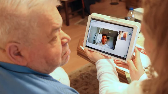 Per Video im Gespr&auml;ch mit Dr. Afif Hamoda: Der Bad Salzufler Klaus-Dieter Hundt und die entlastende Versorgungsassistentin Stefanie Reisewitz. - &copy; Vera Gerstendorf-Welle