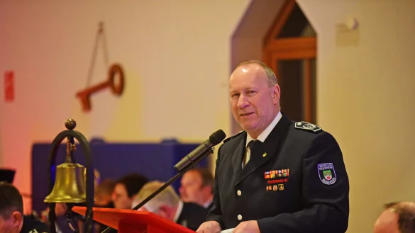 Wehrführer Joachim Hartfelder berichtet von den Geschenissen des vergangenen Jahres - © Nicole Ellerbrake