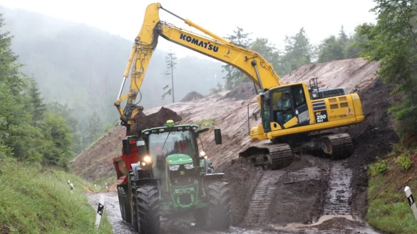 Mit dem Bagger wird der &uuml;bersch&uuml;ssige Boden Schicht f&uuml;r Schicht abgetragen, damit der Hang gesenkt werden kann. - &copy; Janet K&ouml;nig