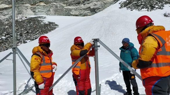 Mount Everest - &copy; Foto: China Mobile/XinHua/dpa