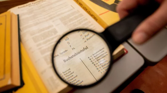 Buchstabiertafel - &copy; Foto: Christoph Soeder/dpa