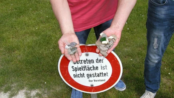 Steine des Ansto&szlig;es: Auf dem Kalldorfer Spielfeld liegen Bauschuttteile verstreut. Wegen Verletzungsgefahr ist der Platz derzeit gesperrt. Die SG Kalldorf rechnet damit, dass der Platz nach einer Sanierung erst im Sommer 2021 wieder freigegeben werden kann. - &copy; Wulf Daneyko