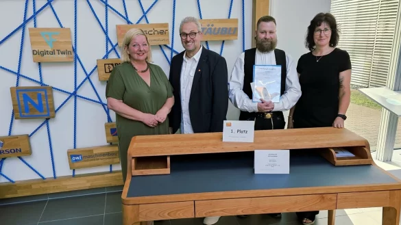 Gewinner von "Die gute Form" ist in diesem Jahr der Zeichentisch von Merlin Margraf (Zweiter von rechts), der klassisches Handwerk mit sehr hohen technischen Anforderungen verbindet. Mit ihm freuen sich (von links) Andrea Hegerbekermeier, Christian Schmidt und Evelyn Geise. - © Kreishandwerkerschaft Paderborn-Lippe/Kronsbein