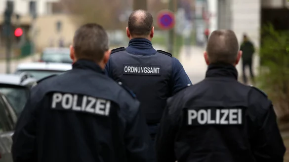 Mitarbeiter der Stadtwache, eine Kooperation von Ordnungsamt und Polizei, patrouillieren hier in der Magdeburger Altstadt. - &copy; Ronny Hartmann/dpa