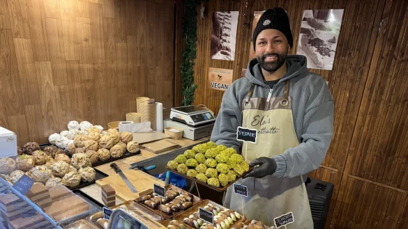 Rahul Gupta verkauft mit Leidenschaft handgefertigtes, italienisches Gebäck. - © Sandra Castrup