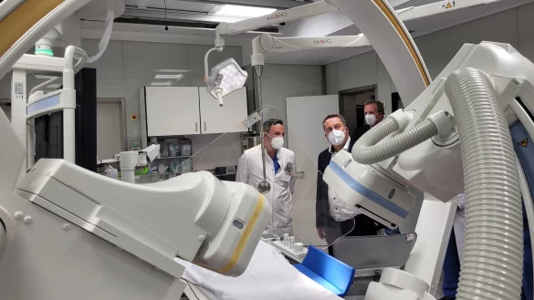 Dr. Marois Vlachojannis zeigt Landrat Dr. Axel Lehmann die neue Technik im Herzkatheterlabor. Im Vordergrund sieht man die beweglichen bildgebenden Köpfe. Im Hintergrund steht Dr. Johannes Hütte. - © Astrid Sewing
