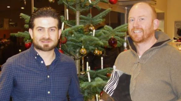 Ahmad Sayed Ali aus Syrien (links) mit seinem Chef Jan Willer, dem Gesch&auml;ftsf&uuml;hrer des Langenholzhauser Schuhhauses. - &copy; Wulf Daneyko