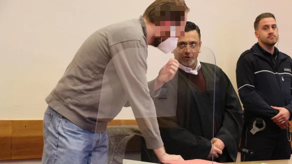 Der Angeklagte (von links) und Verteidiger Remzi Yalcin erwarten kurz vor dem sechsten Verhandlungstag die Kammer. - &copy; Janet K&ouml;nig