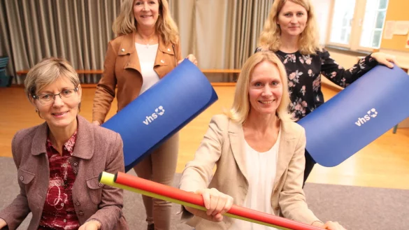 Das Leitungsteam der Volkshochschule Lippe-West (von links) mit Petra Heider, Claudia Tunsch, Ute Reichert und Katharine Lammert trainiert schon mal f&uuml;r das neue Gesundheitsforum. - &copy; Knut Dinter