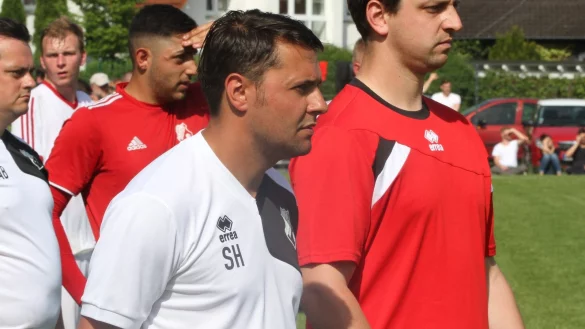 Der eine bleibt, der andere geht: W&auml;hrend Matthias Heymann seinen Vetrag verl&auml;ngert, wird Co-Trainer Steven Hengstler (vorne) zum Sommer sein Amt niederlegen. - &copy; Archiv: Sebastian Lucas