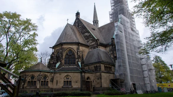 Markantes Bauwerk: Der einger&uuml;stete Turm der Christuskirche in Detmold ist nicht zu &uuml;bersehen. Dort schreiten die Arbeiten voran. Dann geht es am Kirchenschiff weiter. - &copy; Raphael Bartling