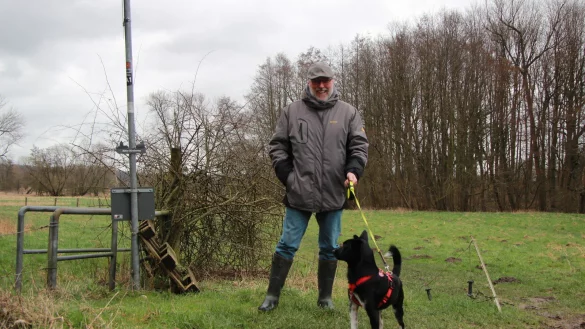 R&uuml;diger Schumacher und Hund Simba bleiben jetzt lieber auf den ausgezeichneten Wegen. - &copy; Katrin Kantelberg(LZ)