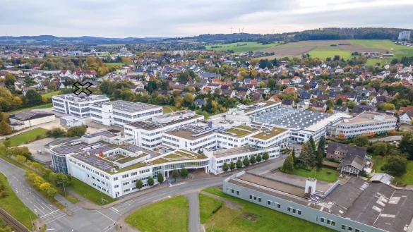 Das Luftbild zeigt den Stammsitz der Firma Brasseler am Trophagener Weg in Lemgo. Mit dem Kreuz ist die neue Produktionshalle markiert. - © Firma Brasseler