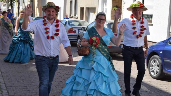 2018 wurde Melanie Schuitema als K&ouml;nigin inthronisiert. In diesem Jahr wird sie ihre Krone an ihre noch unbekannte Nachfolgerin abgeben. B&uuml;rgermeister Klaus Geise (rechts) hatte sie damals vorgestellt. - &copy; Greta Wiedemeier
