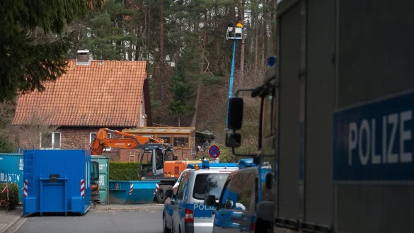 Polizei durchsucht Haus - © Foto: Philipp Schulze