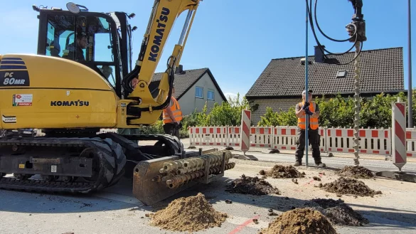 Ein Team der Firma Schollenberger bohrt tiefe Löcher in die Straße. Eine Sonde liefert ein umfassendes Bild über Anomalien. Das Ziel ist, Kampfmittel aufzuspüren. - © Astrid Sewing