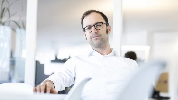 Unternehmer Lasse Rheingans glaubt, dass unsere Arbeitswelt sich ändern muss. Er fordert unter anderem eine andere Haltung der Unternehmer zu ihren Arbeitnehmern. Foto: Nils Hendrik Müller - © Nils Hendrik Müller