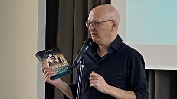 Christian Tielmann pr&auml;sentiert sein Buch Ocean City &ndash; Jede Sekunde z&auml;hlt in der Johannes-Gigas-Schule. - &copy; Johannes-Gigas-Schule