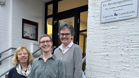 Rahel Theisen (vorne) bietet jetzt Schwangerschaftsberatung in Barntrup an. Mit ihr freuen sich Susanne Eerenstein (links) und Viktoria Keil. - &copy; Lippische Landeskirche
