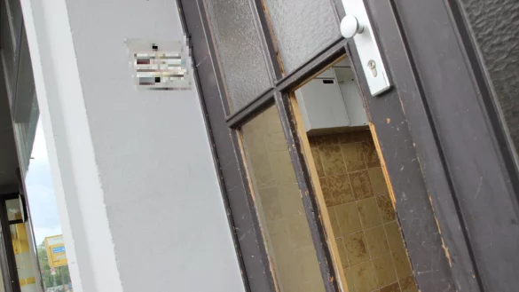 Unfassbar: Bei einer Immobilie erwartet uns direkt eine eingeschlagene Eingangst&uuml;r. - &copy; Jan-Henrik Gerdener