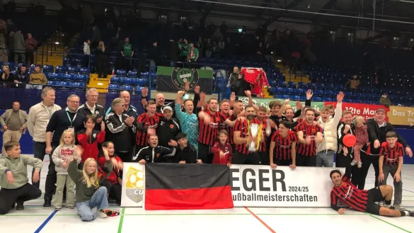 So sehen Sieger aus: Der Post TSV Detmold l&auml;sst sich feiern. - &copy; Chiara Wibbeke