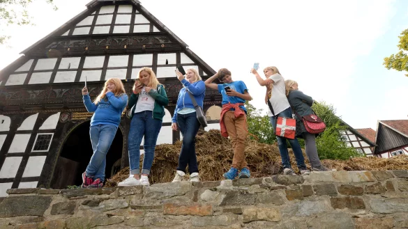 Smart unterwegs: Die App "LWL Pauline" begleitet die Kinder künftig durch das Freilichtmuseum. - © LWL