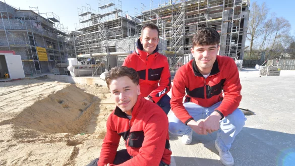 Teodor Arsich (l.) und Marco Nutsch (r.) sind als Auszubildende auf der aktuellen Junior-Baustelle von Geschäftsführer Michael Hauphoff im Kreis Gütersloh Einsatz. - © Jens Dünhölter