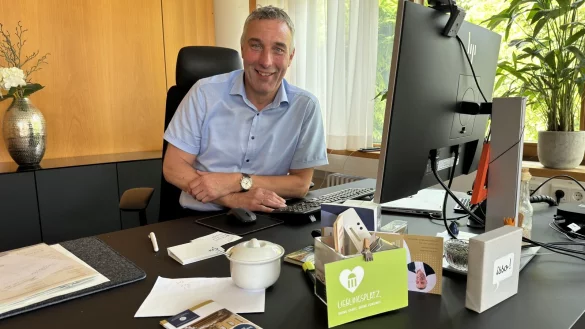 Dirk Tolkemitt in seinem B&uuml;ro im Kurgastzentrum. - &copy; Sven Kienscherf