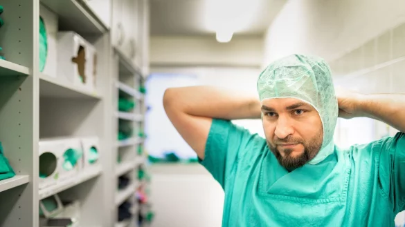 OP-Vorbereitung: Dr. Swar Alhisso ist Oberarzt in der Allgemein-, Viszeral-, und Thoraxchirurgie am Klinikstandort Detmold. Der Mediziner kommt urspr&uuml;nglich aus Syrien und ist seit acht Jahren am Klinikum Lippe t&auml;tig. - &copy; Torben Gocke