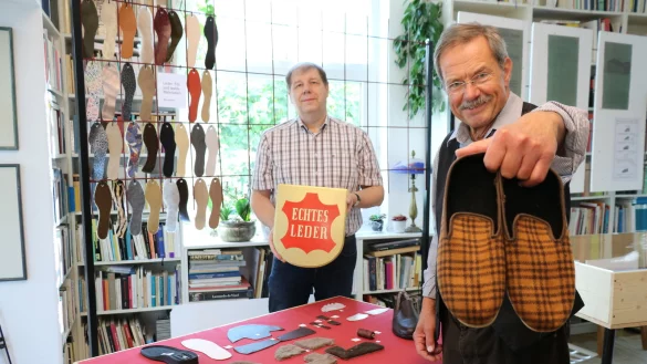 Bereit f&uuml;r die Ausstellung: Dr. Stefan Wiesekopsieker (Vorsitzender des HVV, links) und Dr. Michael Vogt (Vorstandsmitglied des HVV). - &copy; Alexandra Schaller