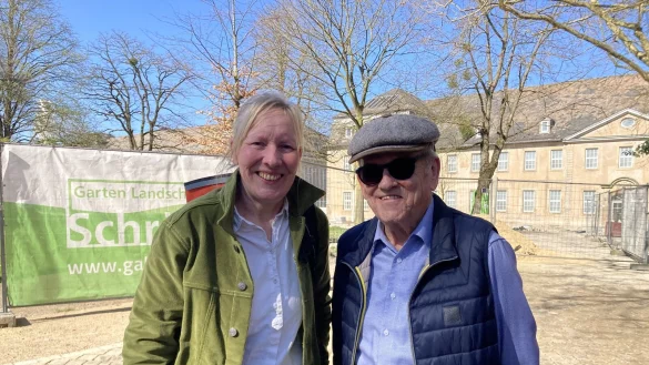 Stadtarchivarin Dr. Bärbel Sunderbrink und Detmolds Ex-Bürgermeister Friedrich Brakemeier erzählten vom Ende des Krieges und dessen Folgen bei einem Rundgang. Auf dem Schloßplatz wurden kürzlich Splitterschutzgräben von damals gefunden. - © Cordula Gröne