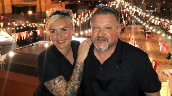 Das Foto zeigt Britta Hellwig und Dirk Wittfeld in der gro&szlig;en Lagerhalle in Berlin, in der die Show &bdquo;Streetfood Challenge" gedreht wurde. Wie weit die beiden gekommen sind, sehen die Zuschauer n&auml;chste Woche. - &copy; Fotorechte: Dirk Wittfeld