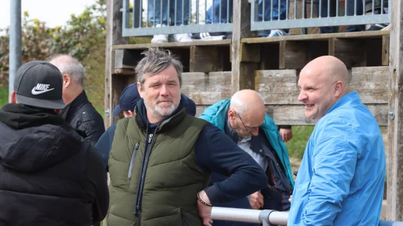 Thomas von Strünck, Vorsitzender des Post-TSV Detmold (Mitte), mit den Obleuten Sven Hackemack (rechts) und Michael Grundmann (mit Cappy). - © Sebastian Lucas