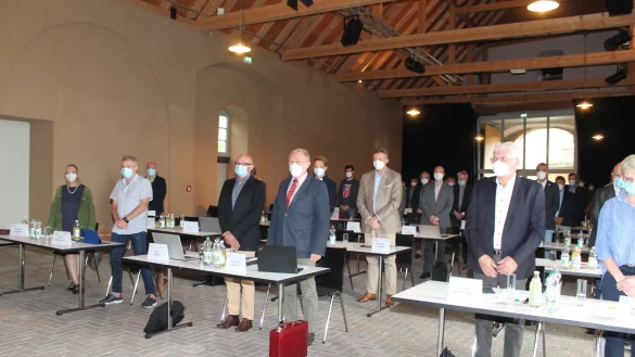 "Starkes Signal" - die Mitglieder des H&ouml;xteraner Kreistags erheben sich als Zeichen des Respekts f&uuml;r die Missbrauchsopfer von L&uuml;gde. - &copy; Manuela Puls