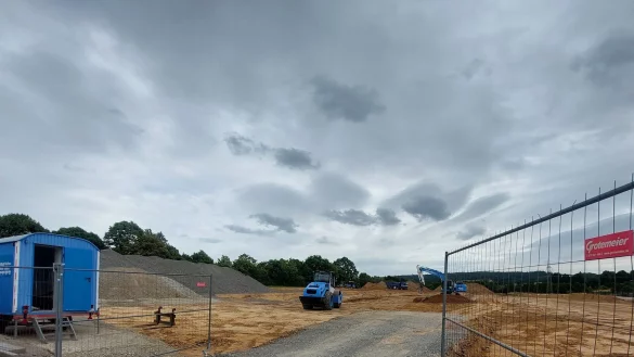 Hier im Blomberger Westerholz entsteht der neue Kreisbauhof. Im Sommer 2026 soll er fertig sein. - © Michaela Weiße