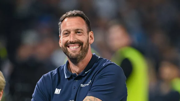 Arminia-Trainer Mitch Kniat hat die Finalniederlage im DFB-Pokal überwunden. Gegen Werder Bremen soll erneut eine Überraschung gelingen. - © Teresa Kroeger