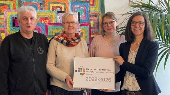 Freuen sich über die Auszeichnung: Michael Lauterbach (von links), Andrea Lemm, Nicole Grützmacher und Yvonne Wagner-Brigant. - © VHS Lippe-Ost