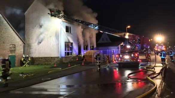 Brand: Einsatzkr&auml;fte der Feuerwehr Blomberg sto&szlig;en L&ouml;cher in das Dach einer ehemaligen Gastst&auml;tte in Istrup, damit der Rauch abziehen kann. - &copy; Jana Beckmann