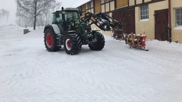 Nur mit dem Trecker kommt man am Berghof in Ehrsen-Breden aktuell gegen die Schneemassen an. - &copy; Lilo Kr&uuml;ger